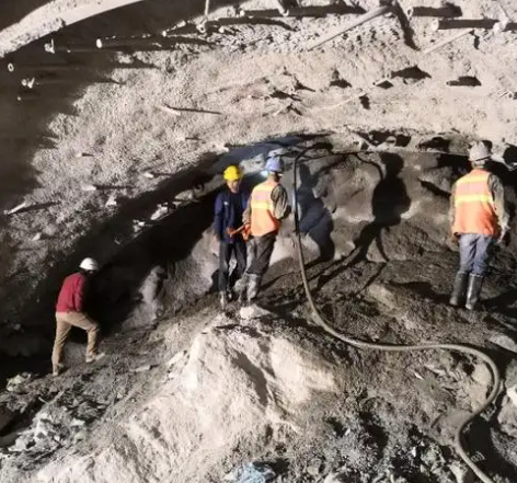 新政镇拱顶带模注浆料的施工流程及注意事项